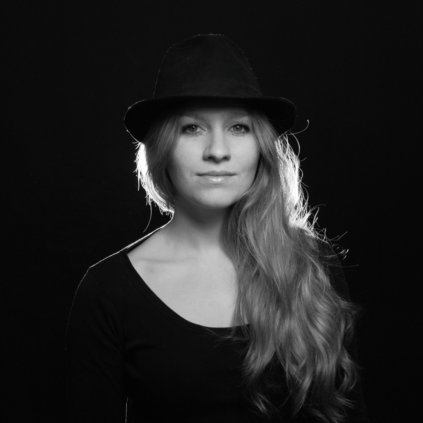 retrato de una mujer joven contra un fondo negro